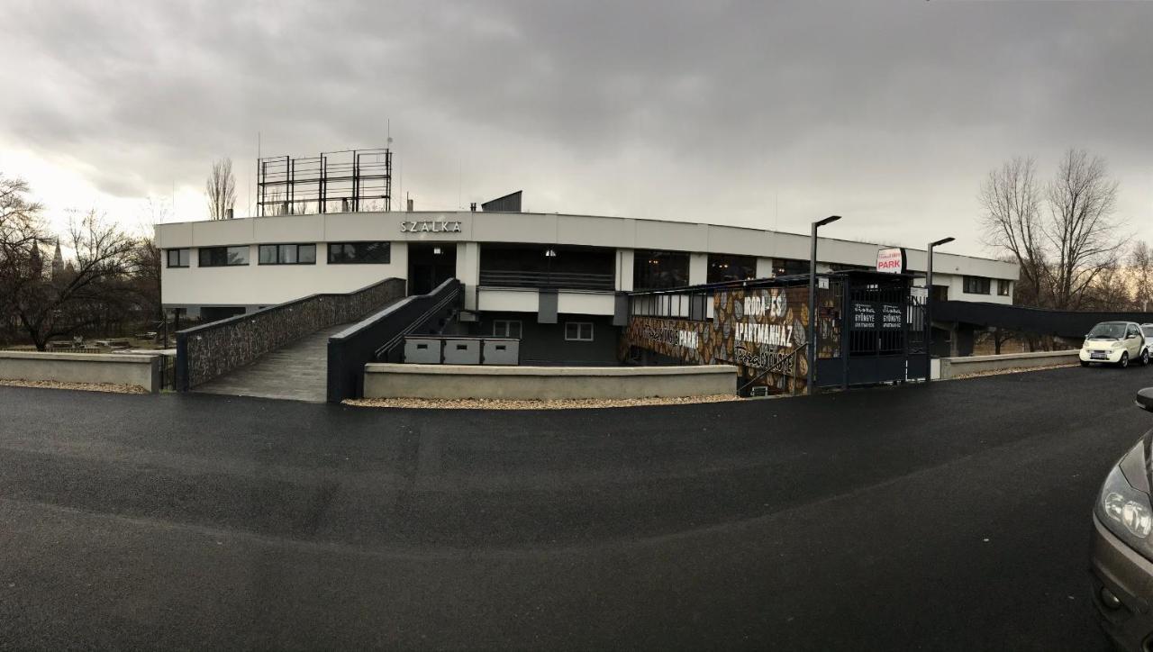 セゲドTisza Gyongye Apartmanhazアパートメント エクステリア 写真