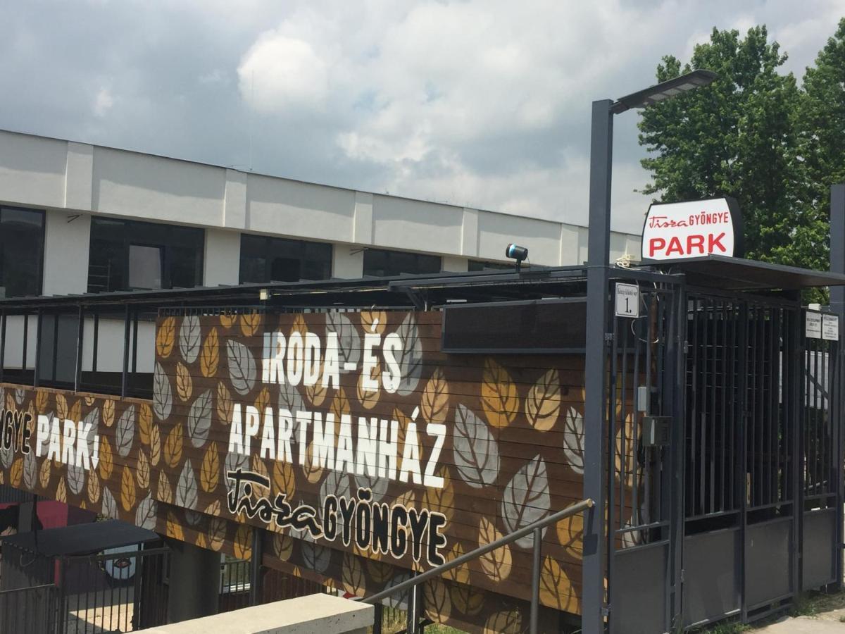 セゲドTisza Gyongye Apartmanhazアパートメント エクステリア 写真